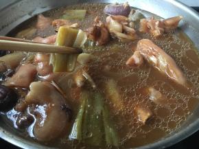 再次将猪手大火煮开。