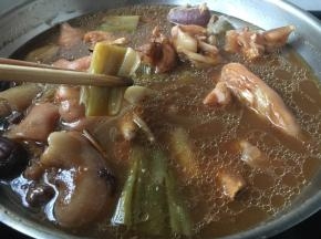 再次将猪手大火煮开。