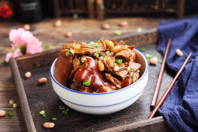 笋干花生煲猪手（传统铁锅做法）