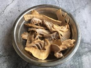 将笋干清洗干净，泡发至软，然后放在高压锅里压10分钟左右，切成合适大小的块。