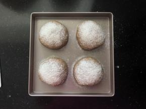 
13、二发好的面团均匀的筛上一层薄薄的黑麦粉。