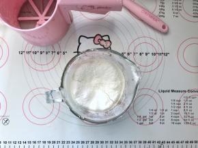 5、筛入低筋面粉。