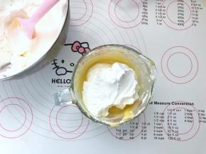 8、取一半的蛋白霜加入蛋黄糊中翻拌均匀。