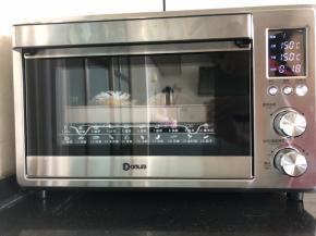 
15、烤箱150度上下火预热好，放入烤盘于倒数第二层烘烤25分钟后取出即可。
