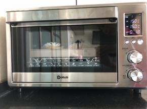 
15、烤箱150度上下火预热好，放入烤盘于倒数第二层烘烤25分钟后取出即可。
