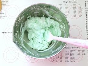 18、加入色素调色。