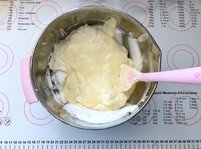 9、倒入到另外一半蛋白霜中。