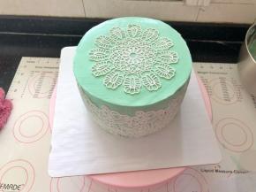 23、把巧克力蕾丝小心的粘在蛋糕上进行装饰就0k了。