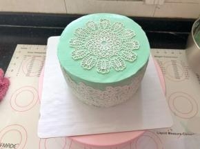 23、把巧克力蕾丝小心的粘在蛋糕上进行装饰就0k了。