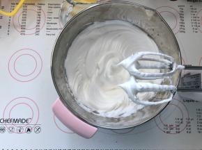 7、蛋白分三次加入白糖打至硬性发泡。