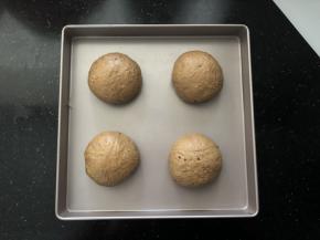 12、有间距的码入烤盘中，盖上保鲜膜进行二次发酵。
