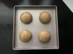 12、有间距的码入烤盘中，盖上保鲜膜进行二次发酵。
