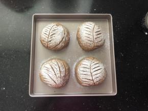 
14、用锋利的刀子割出花纹。
