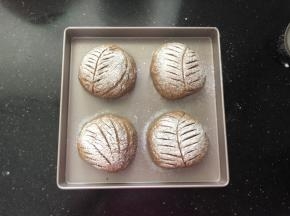 
14、用锋利的刀子割出花纹。
