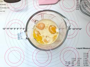 3、蛋黄中倒入玉米油、牛奶。