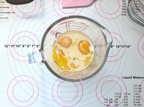 3、蛋黄中倒入玉米油、牛奶。