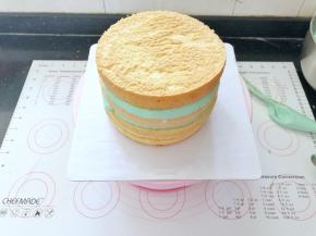 20、依此类推的整理好四片蛋糕。