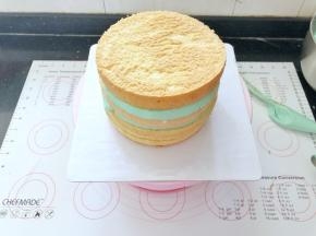 20、依此类推的整理好四片蛋糕。