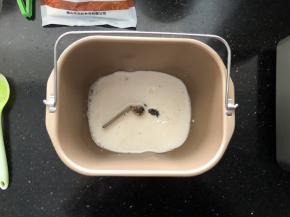 1、把主面团中的牛奶、红糖、盐依次放入面包桶中，搅拌至红糖和盐完全溶解。