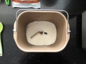 1、把主面团中的牛奶、红糖、盐依次放入面包桶中，搅拌至红糖和盐完全溶解。