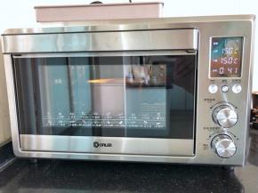 12、烤箱150度上下火预热好后放入模具于最下层烘烤45分钟。