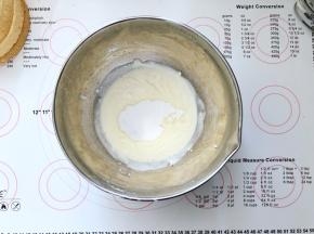 16、淡奶油放置至室温，加入柠檬汁和糖粉搅拌一下。