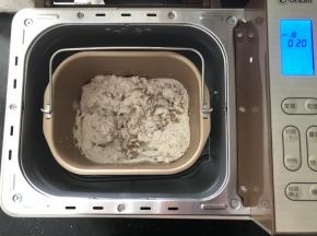 3、面包桶装入面包机中，启动和面功能。