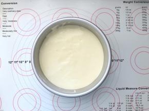 11、倒入戚风蛋糕模具中，轻轻震几下震出气泡。