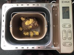 4、待面粉基本上揉成面团放入黄油继续和面功能。