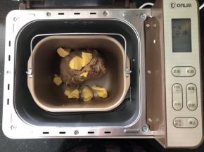 4、待面粉基本上揉成面团放入黄油继续和面功能。