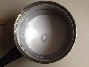 锅里倒入椰浆和60克砂糖，搅拌一下