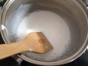 小火将椰浆煮沸，使糖融化