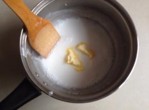 离火，加入黄油块，搅拌至黄油融化