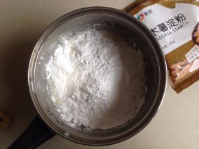 趁热倒入木薯淀粉