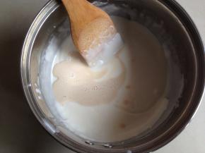 酵母用温水溶解，等木薯糊放凉后倒入酵母水，搅拌均匀