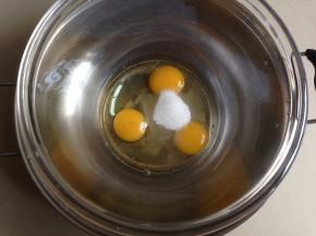 全蛋液加入40克糖，隔温热水用电动打蛋器打发