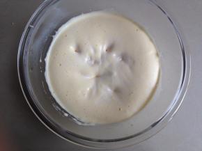 将加了酵母水的木薯糊倒入，用打蛋器再搅打均匀