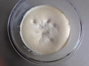将加了酵母水的木薯糊倒入，用打蛋器再搅打均匀