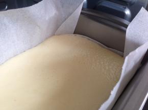 可以看到蛋糕糊有很多粗的气泡