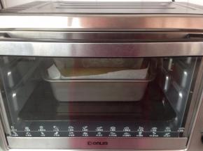 将烤箱预热到上火180度，下火200度，烘烤30分钟左右。表面上色深的时候，要加盖锡纸