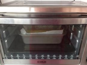 将烤箱预热到上火180度，下火200度，烘烤30分钟左右。表面上色深的时候，要加盖锡纸