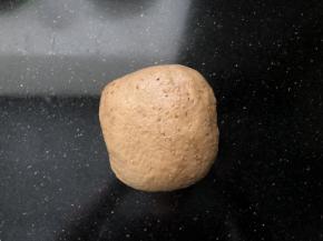 9、取出面团轻轻按压排一下气。