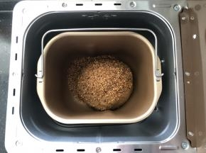 6、接着放入亚麻籽，再次启动和面功能揉均匀就可以了。