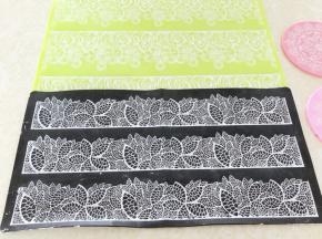 22、巧克力蕾丝提前6个小时以上做好，室温放置后脱模。