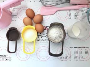 1、首先称量好戚风蛋糕所用的材料。