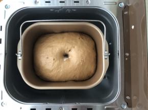 8、发酵好的面团体积增大2倍左右，手指沾少许干面粉插入面团中，面团不塌陷有轻微的回缩成肚脐眼状态不变的样子就是发酵好了。