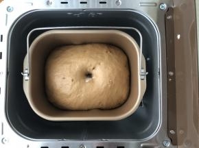 8、发酵好的面团体积增大2倍左右，手指沾少许干面粉插入面团中，面团不塌陷有轻微的回缩成肚脐眼状态不变的样子就是发酵好了。