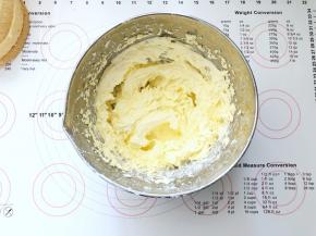 17、室温软化的黄油和奶酪倒入容器中用打蛋器打顺滑后，分次加入淡奶油打至膨松细腻有光泽的状态。