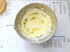 17、室温软化的黄油和奶酪倒入容器中用打蛋器打顺滑后，分次加入淡奶油打至膨松细腻有光泽的状态。