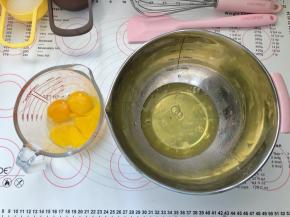 2、蛋白、蛋黄分离到无水无油的容器里。
